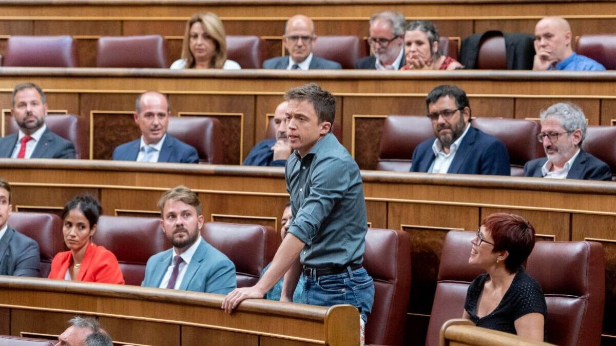 El líder de Más País, Íñigo Errejón, jura la Constitución durante la Sesión Constitutiva de la XV Legislatura en el Congreso de los Diputados, a 17 de agosto de 2023, en Madrid (España)