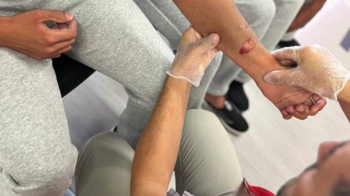 Inmigrantes atendidos tras ser rescatados en una patera cerca de las costas de Alicante