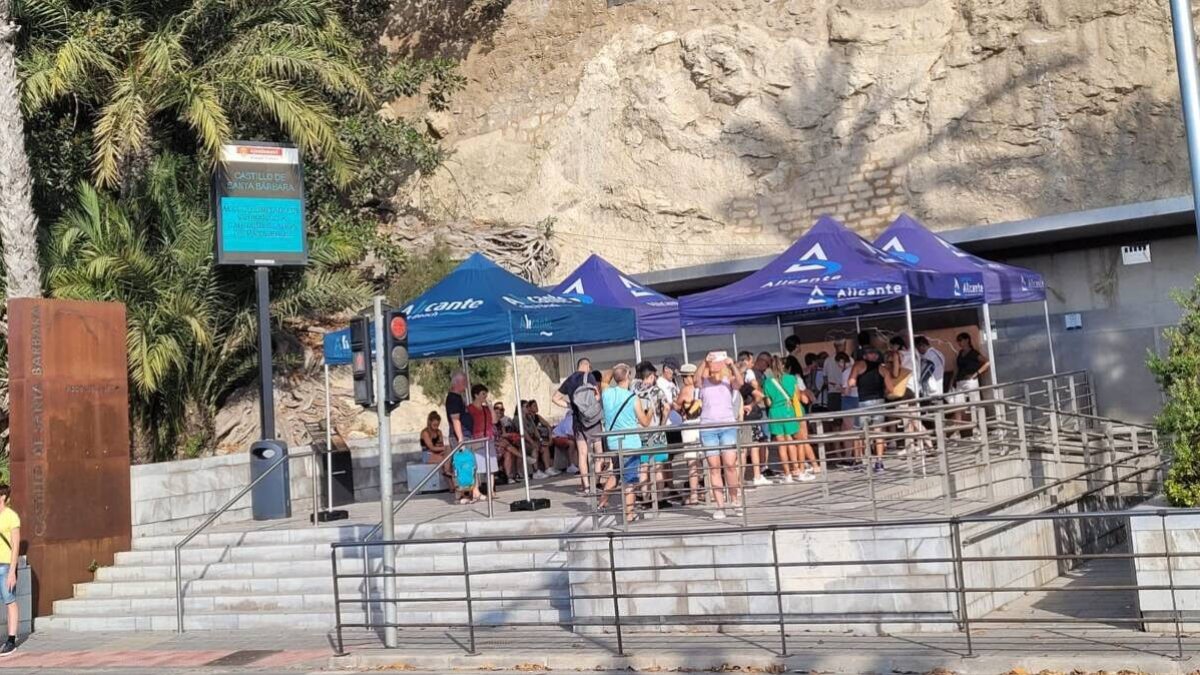 Carpas instaladas en el ascensor al Castillo Santa Bárbara