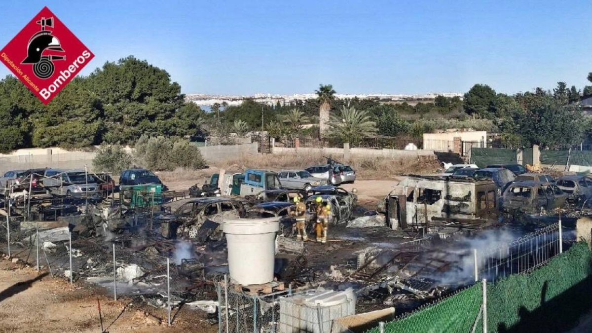 Controlan un incendio de vegetación que llegó a una parcela y afectó a 12 coches en Torrevieja - CONSORCIO PROVINCIAL BOMBEROS ALICANTE