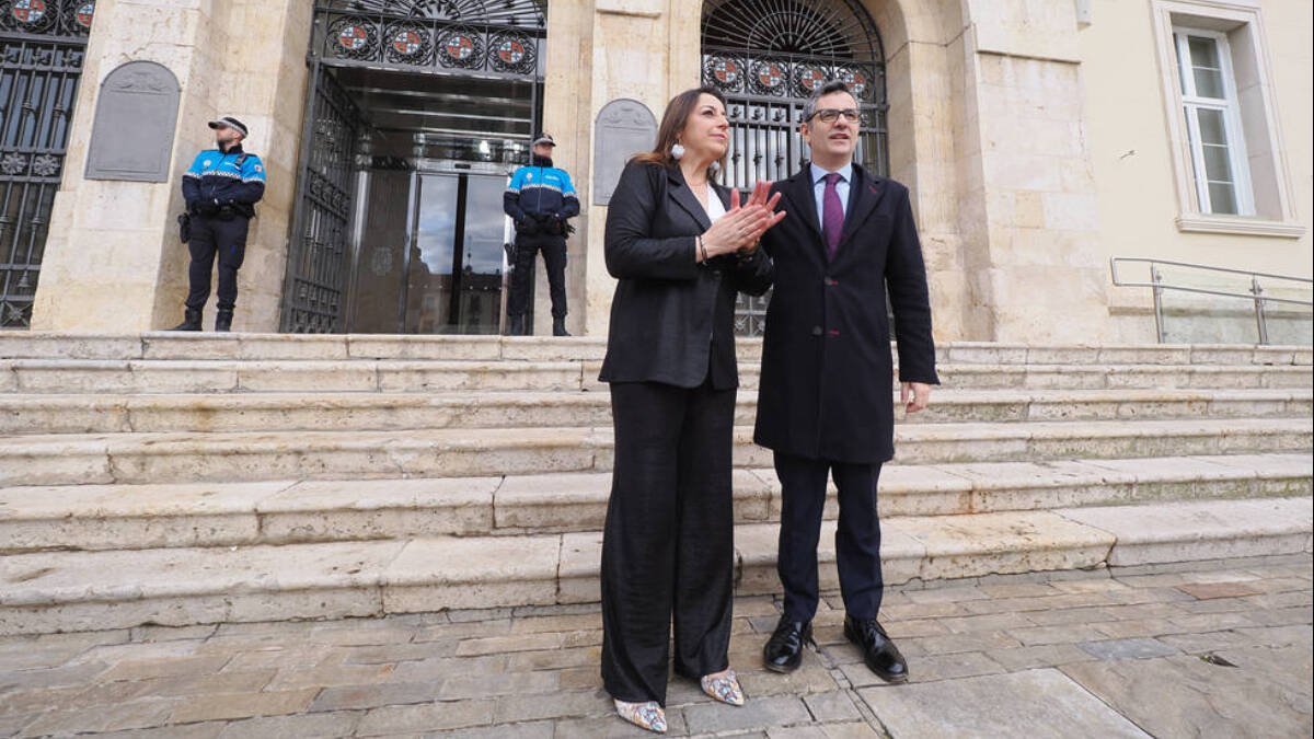 Félix Bolaños, en Palencia, junto a la alcaldesa de la ciudad, la socialista Miriam Andrés.