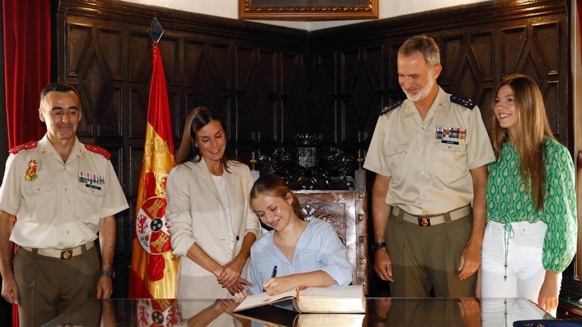 La Princesa Leonor, ya dama cadete, firma en el libro de honor de la Academia. FOTO: Casa Real.