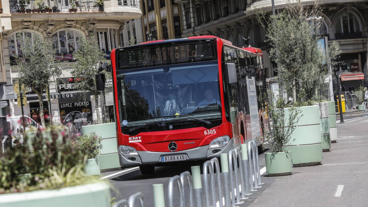 Autobús de la línea C1 por la plaza del Ayuntamiento de Valencia.