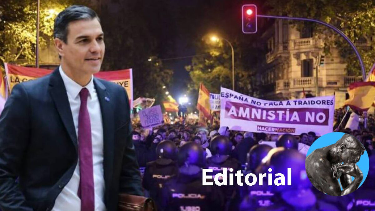 Fotomontaje con Pedro Sánchez en primer plano y de fondo las protestas en la calle Ferraz