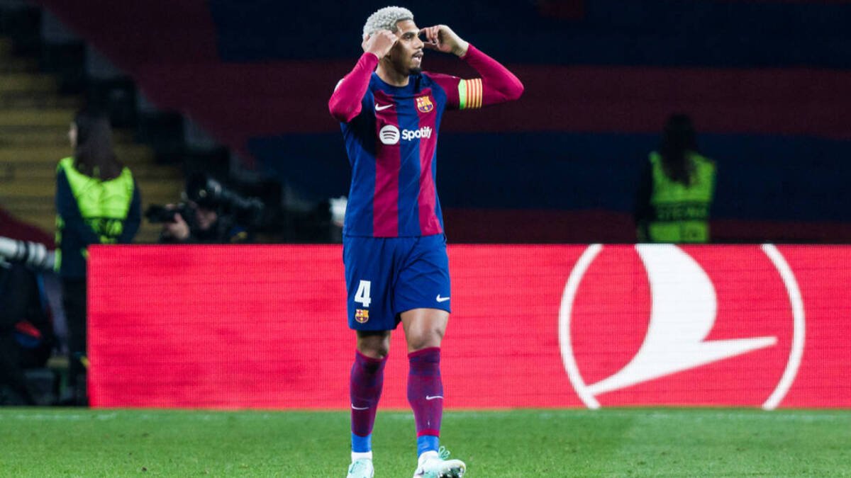 Ronald Araújo, durante un partido con el Barcelona.