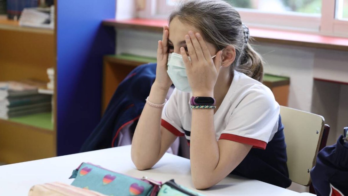 Imagen archivo niña con mascarilla en un colegio