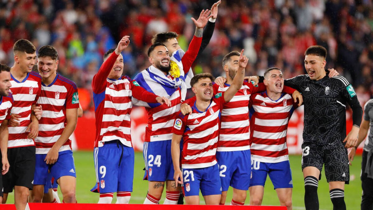 Los jugadores del Granada celebran su ascenso a primera.
