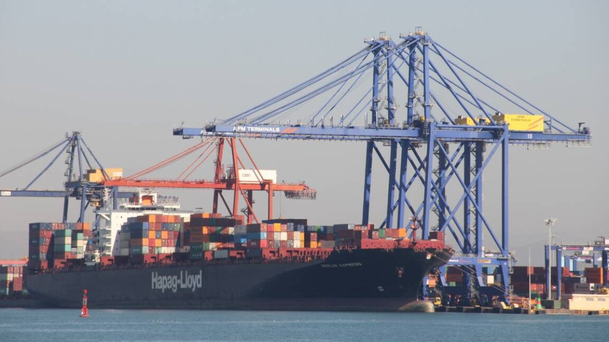 Embarcación amarrada en el Puerto de Valencia