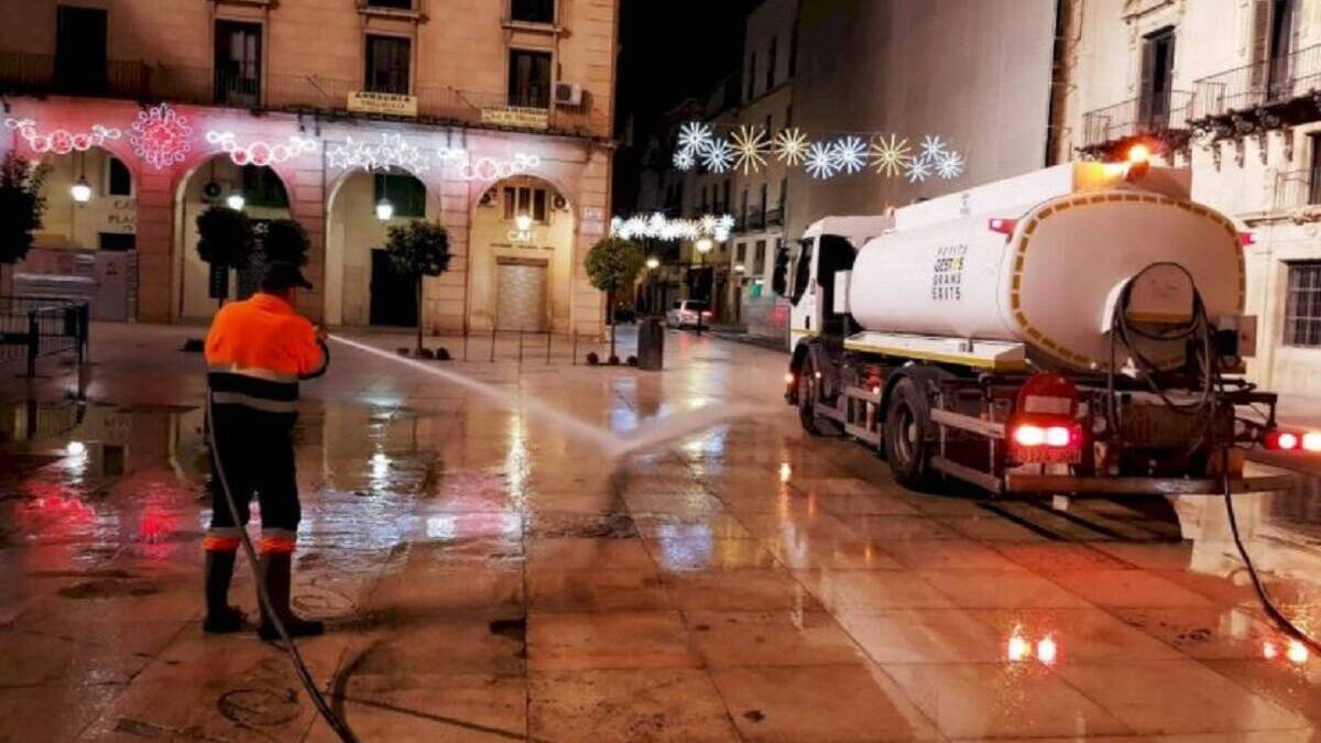 Alicante refuerza la limpieza por Navidad con 44 equipos mecanizados