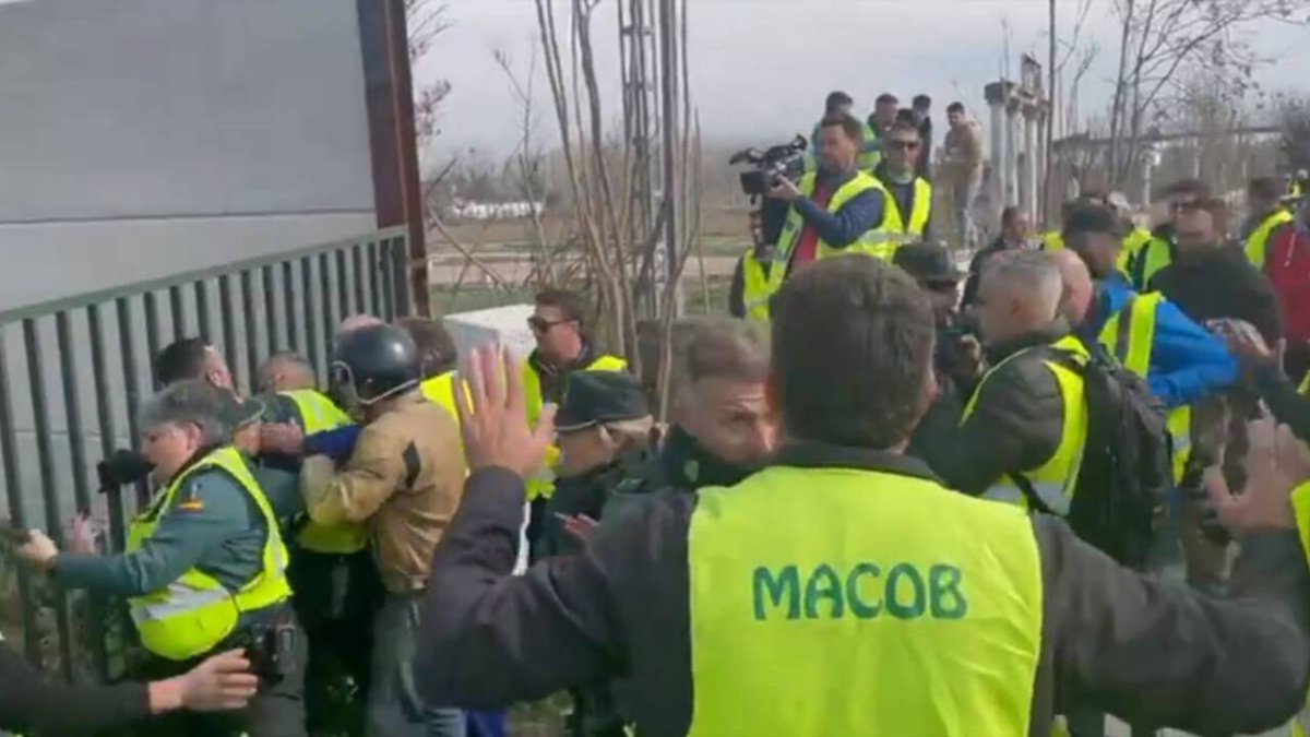 Altercado entre manifestantes y la Guardia Civil en Santa Fe, Granada.