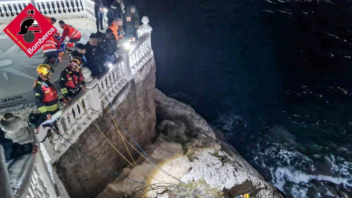 El herido tras caer por un acantilado en una zona rocosa del Mirador del Castillo en Benidorm