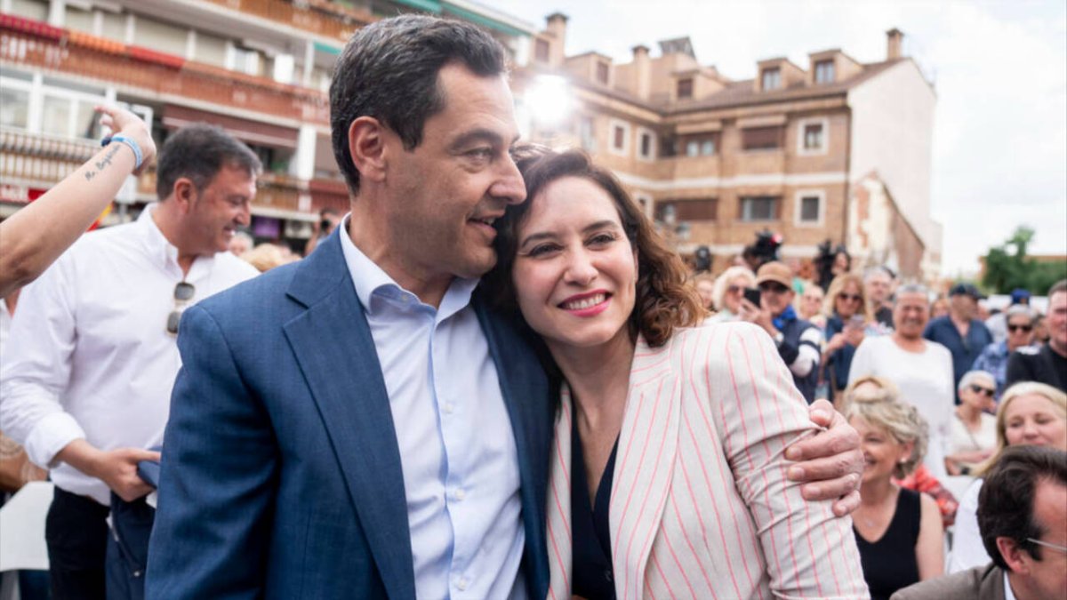 Los presidentes del PP de la Junta de Andalucía, Juanma Moreno, y la Comunidad de Madrid, Isabel Díaz Ayuso.