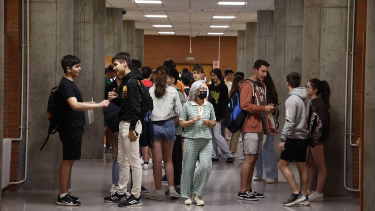 Jóvenes antes de acceder al examen preuniversitario.
