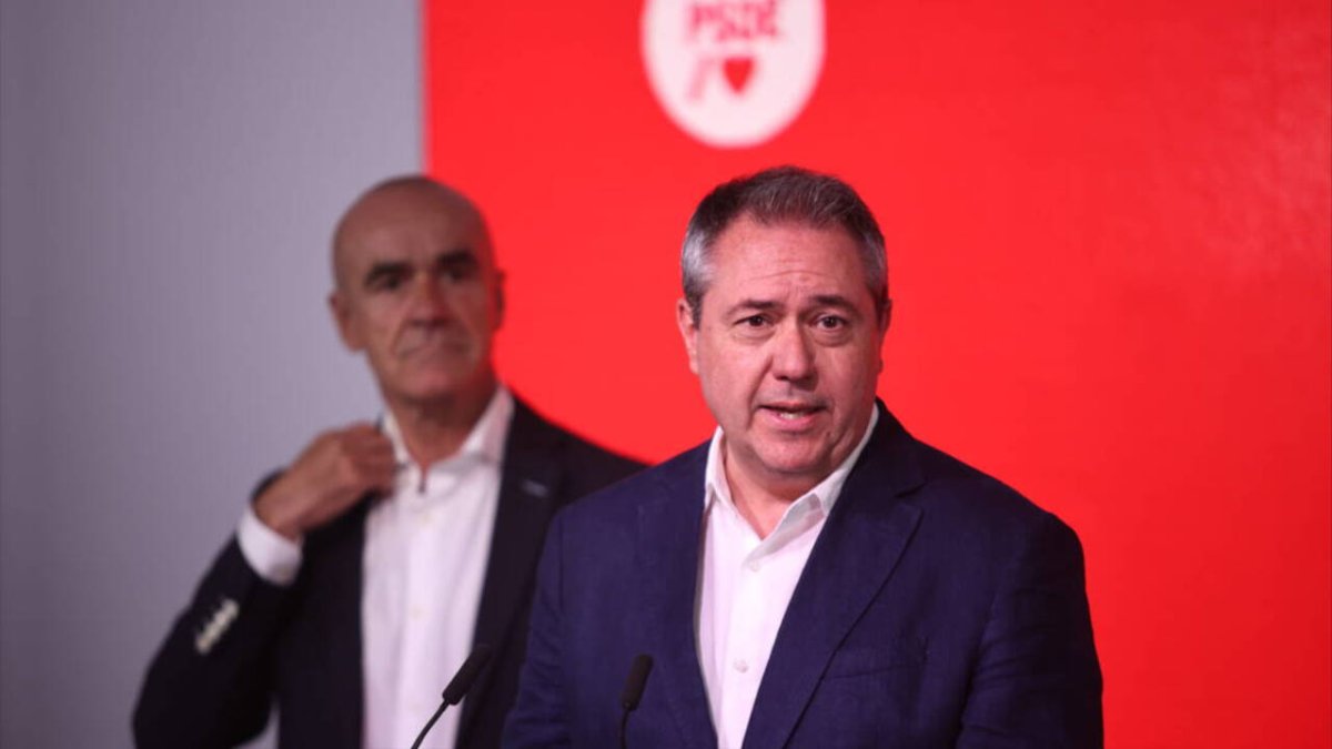 El secretario del PSOE-A, Juan Espadas, en la sede junto al candidato y alcalde de Sevilla ANtonio Muñoz.
