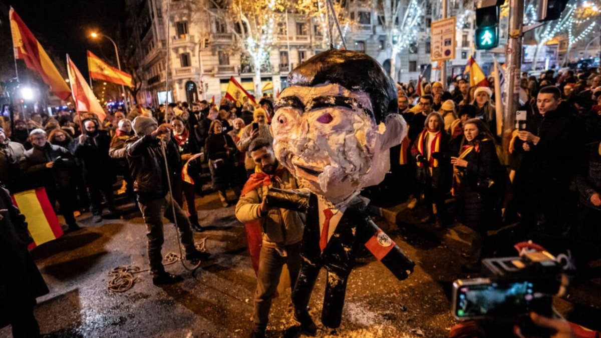 El polémico muñeco de Sánchez frente a Ferraz.