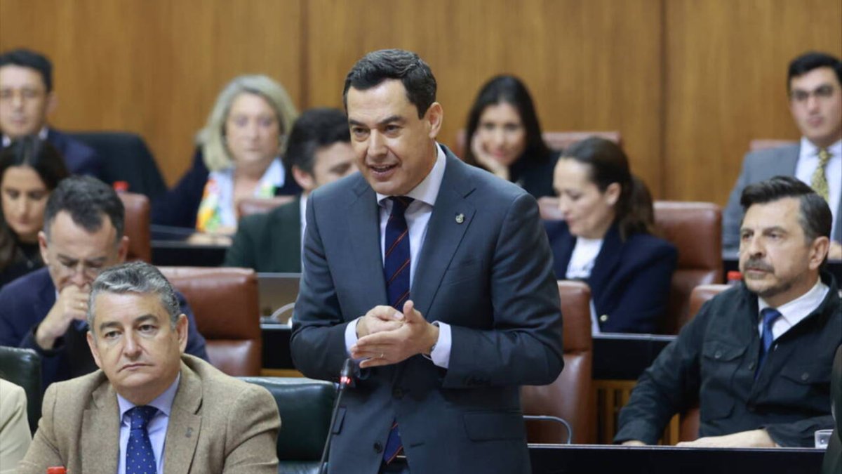 El presidente de la Junta de Andalucía, Juanma Moreno, durante su intervención en la segunda jornada del Pleno del Parlamento andaluz.