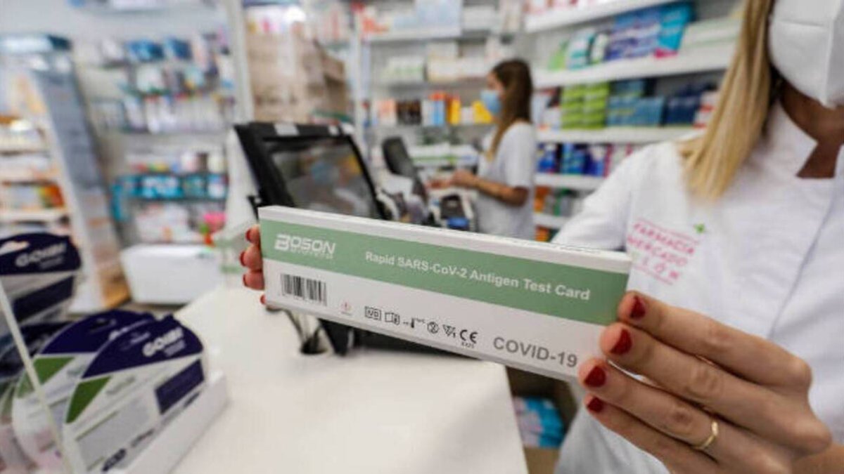 Farmacéutica mostrando un test covid