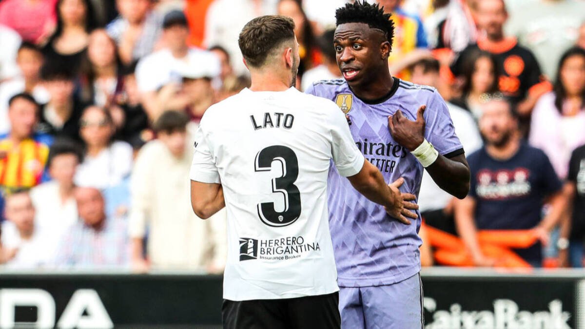 Vinicius discute con Toni Lato.