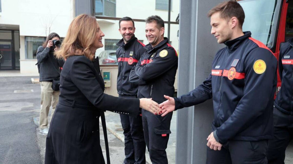 María José Catalá, alcaldesa de Valencia y miembros de cuerpo de Bomberos de Valencia