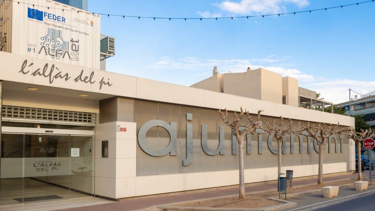 Fachada del Ayuntamiento de l'Alfàs del Pi (Alicante)