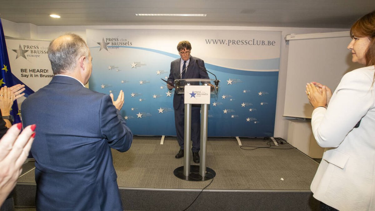 Carles Puigdemont, comparece en una rueda de prensa para explicar los detalles del acuerdo de investidura con el PSOE,