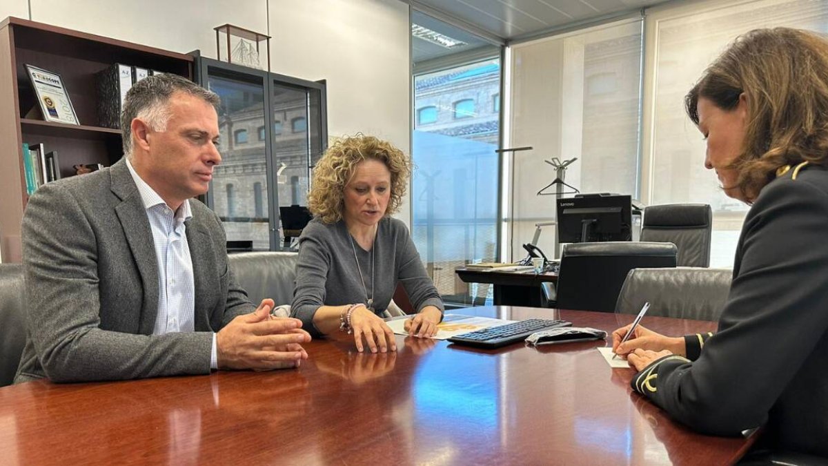Reunión de trabajo entre la alcaldes de Torrent, Amparo Folgado y la directora general de Turismo, Esther Labaig