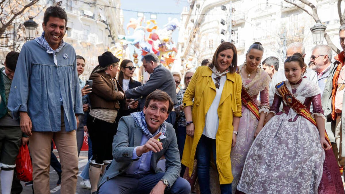 Almeida, entre Mazón y Català, encendiendo un petardo