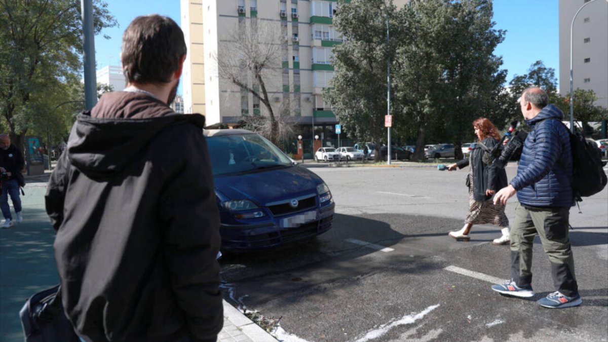 Confluencia de la avenida Villas de Cuba con la calle Macedonia de Sevilla, donde ha sido apuñalado un joven.