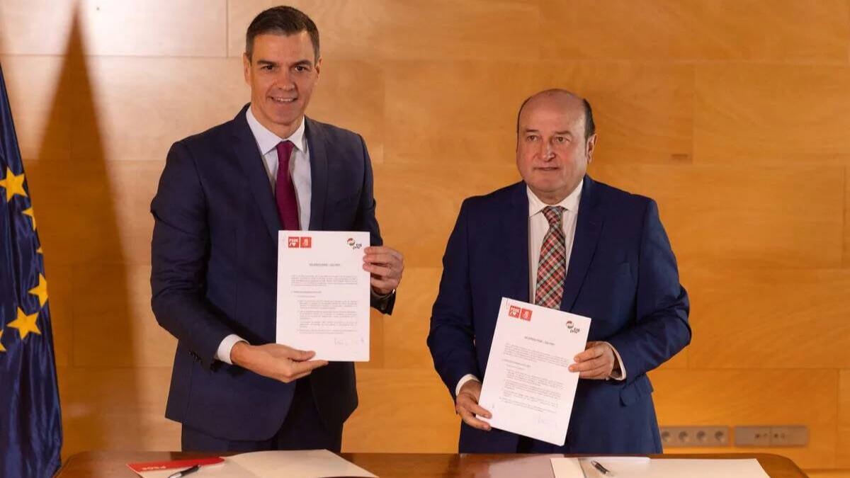 Sánchez junto a Ortuzar, presidente del PNV
