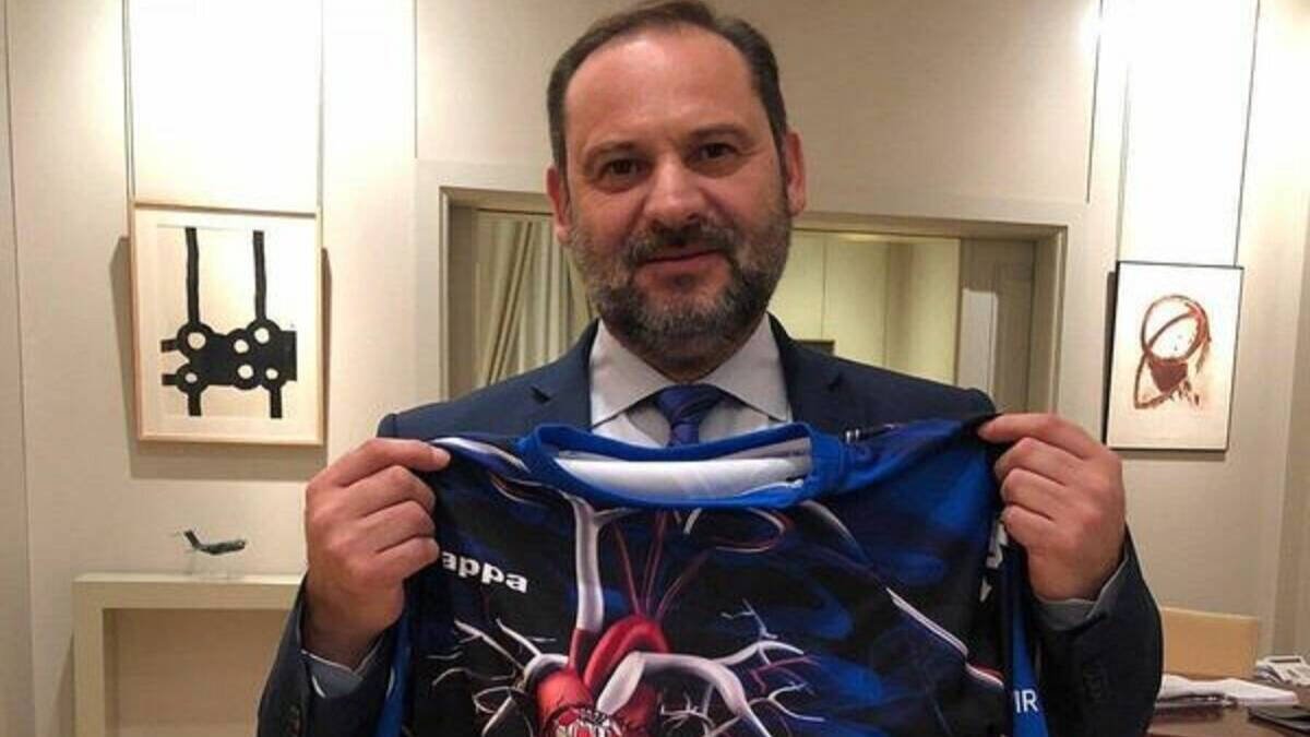 José Luis Ábalos, posando con la camiseta del Zamora.