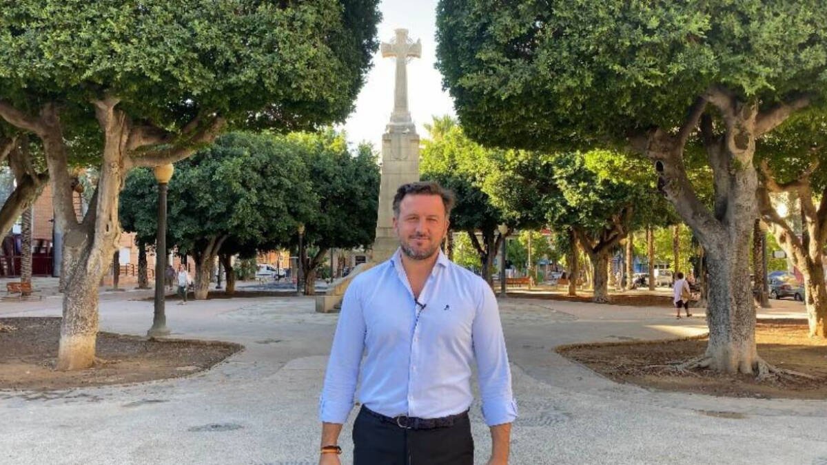 Pablo Ruz y de fondo la cruz del Paseo de Germanías