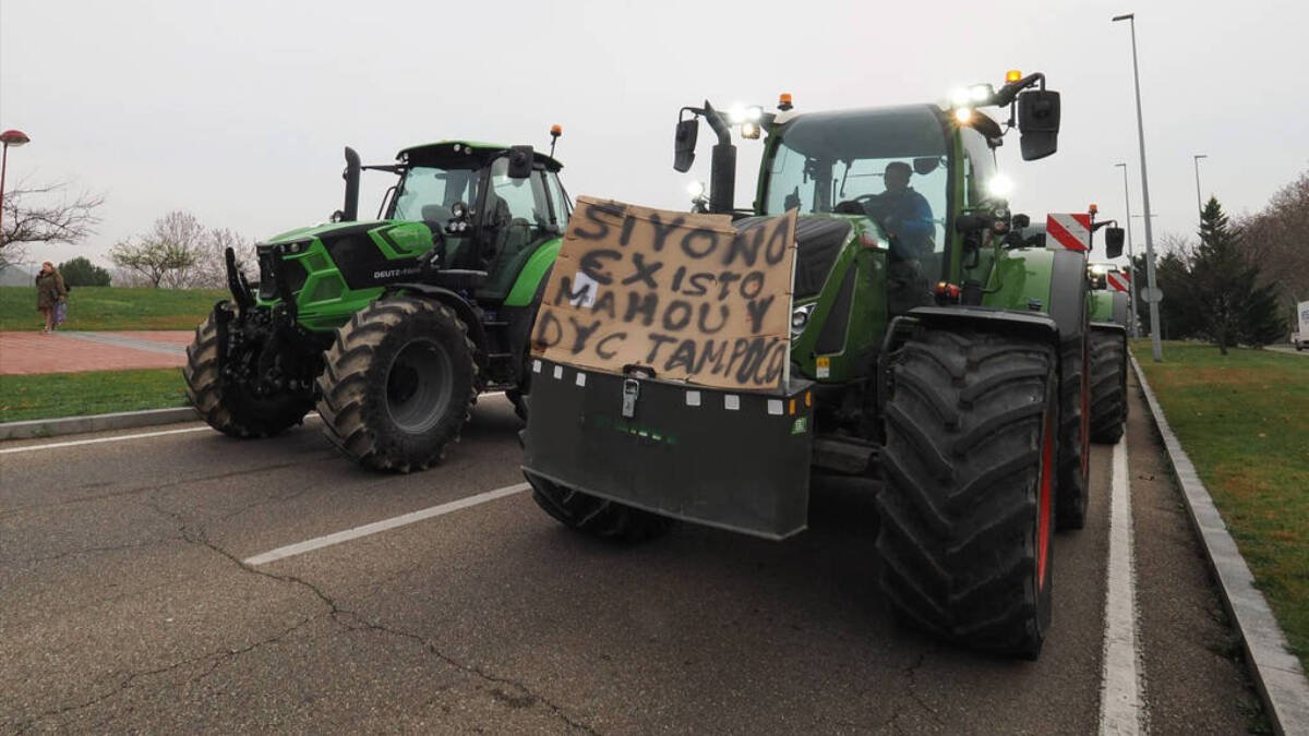 Tractores pasan por una carretera de Valladolid el pasado 14 de febrero.
