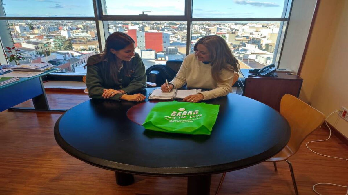 M. Ángeles Lerma, concejala de Torrent y Clara Fornés, Presidenta de Más de Dos