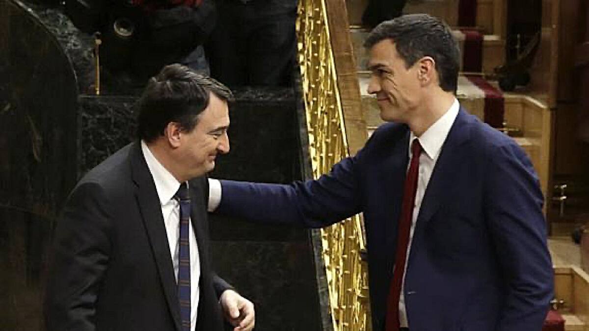 Aitor Esteban junto a Pedro Sánchez