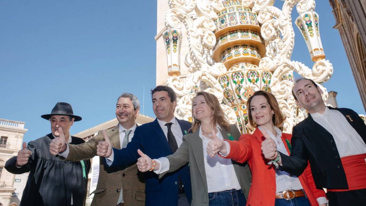 La alcaldesa de Castellón, Begoña Carrasco, acompañada por el president de la Generalitat, Carlos Mazón, para anunciar la declaración como Bien de Interés Cultural. Junto a ellos han comparecido ante los medios el vicepresidente del Consell y conseller de Cultura; Vicente Barrera; la concejala de Fiestas, Noelia Selma; el presidente de la Gestora de Gaiatas, José Antonio Lleó y el impulsor de esta iniciativa en favor del monumento gaiatero, y miembro destacado del ‘mon de la festa’, Agustín Mon.