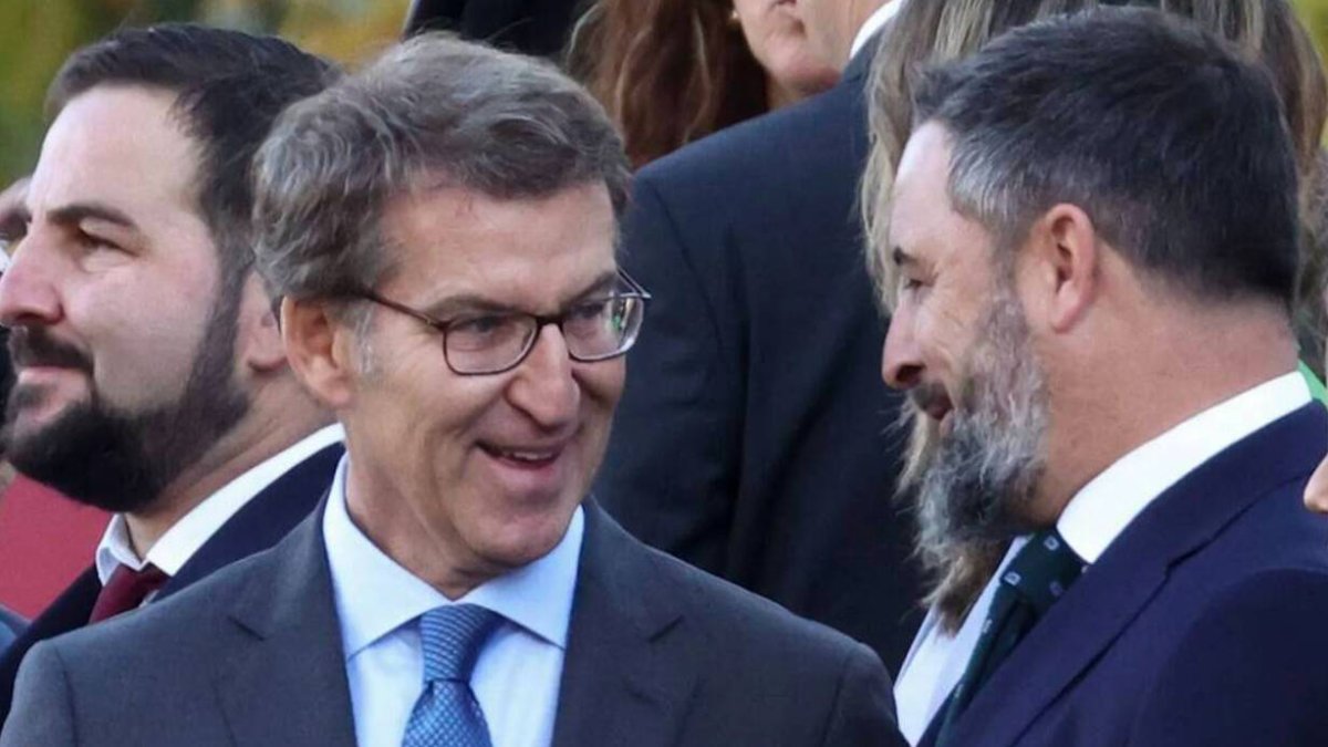 Feijóo conversando con Abascal