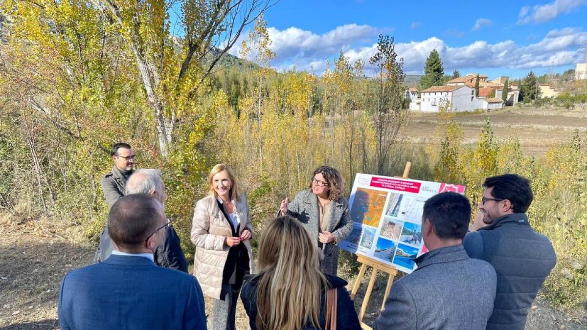 Consellera de Medi Ambient, Aigua, Infraestructures i Territori, Salomé Pradas i representants de la comarca