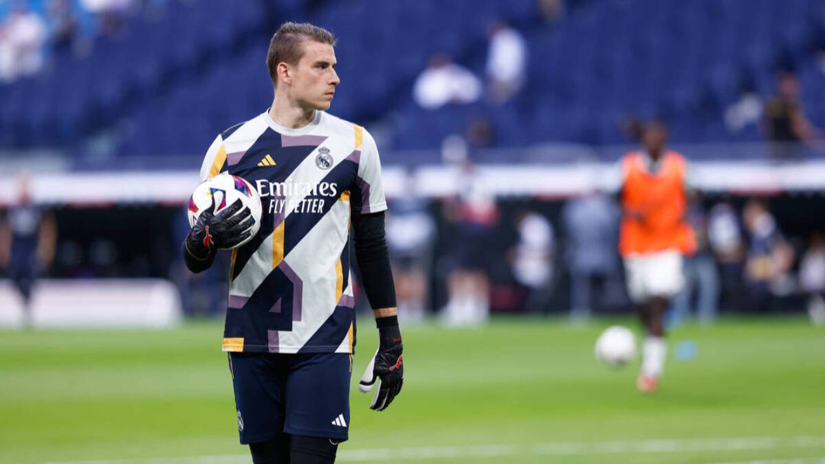 Lunin, durante un calentamiento con el Real Madrid.