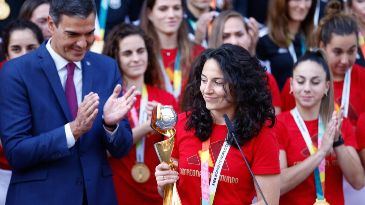 Pedro Sánchez, junto a Ivana Andrés, capitana de la selección española, y el resto de sus compañeras.