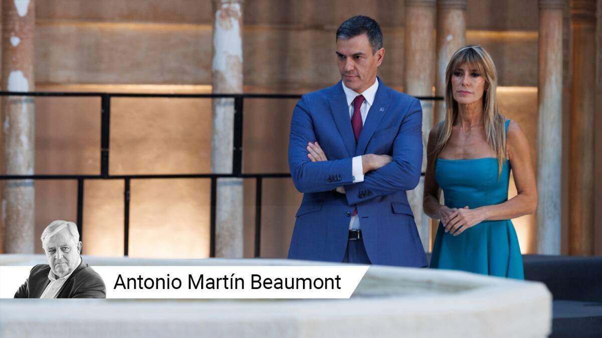 El presidente del Gobierno y líder del PSOE, Pedro Sánchez, junto a su mujer, Begoña Gómez.