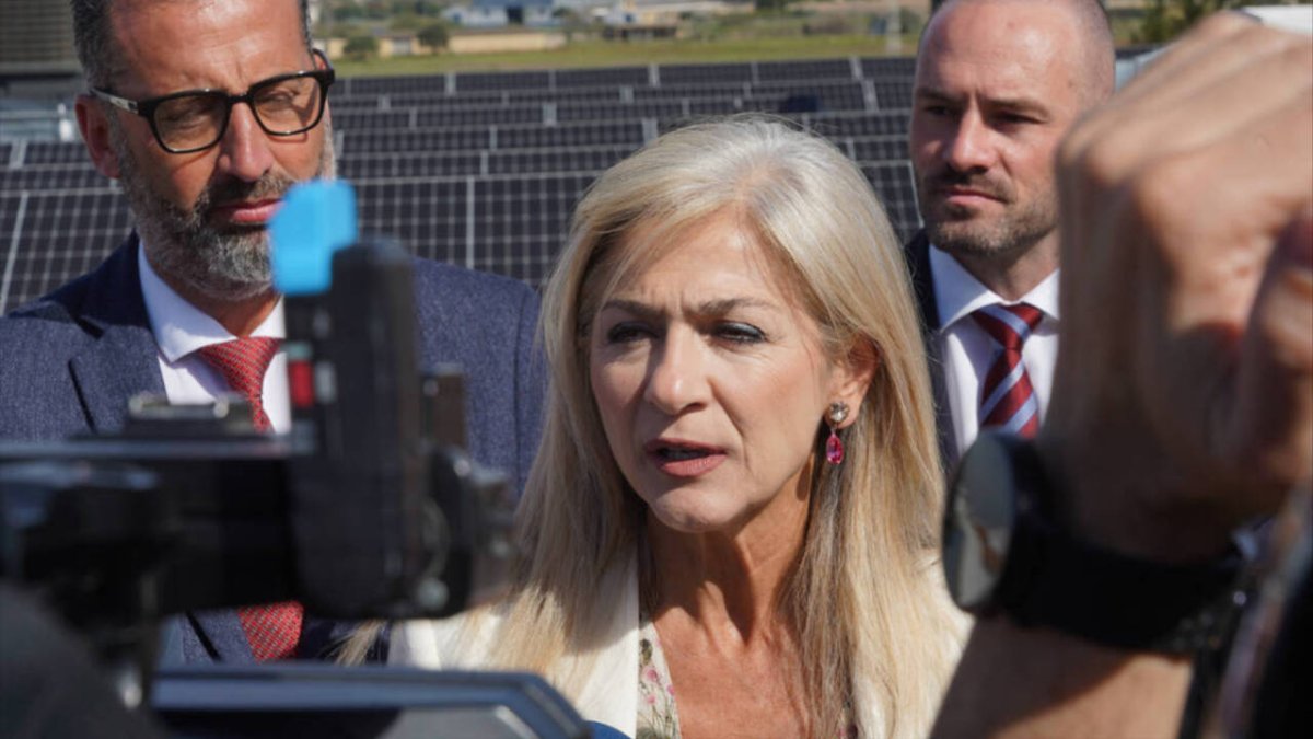 La consejera de Desarrollo Educativo, Patricia del Pozo durante una visita al IES Las Marismas (Sevilla), donde se ejecuta una obra de bioclimatización y energías renovables.