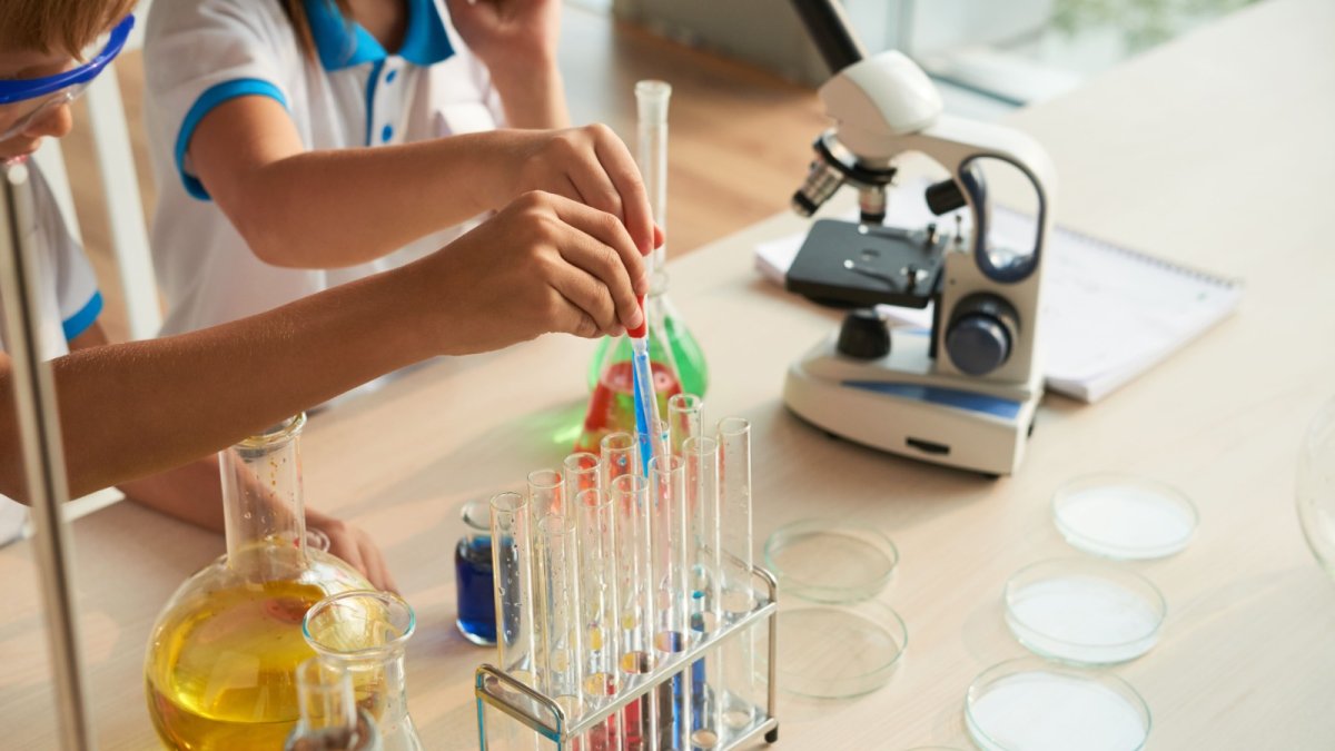 Alumnes fent experiments
