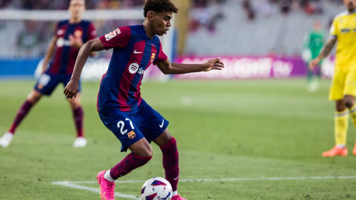 Lamine Yamal, en acción ante el Cádiz