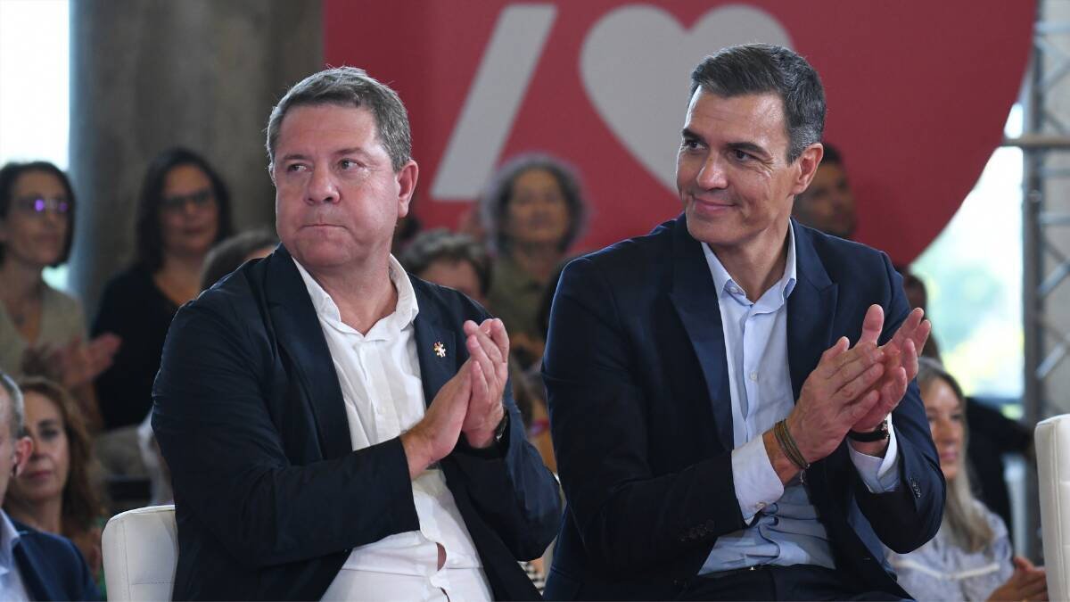 El presidente de Castilla-La Mancha y secretario general del PSCM-PSOE, Emiliano García-Page, y el secretario general del PSOE y presidente del Gobierno, Pedro Sánchez.