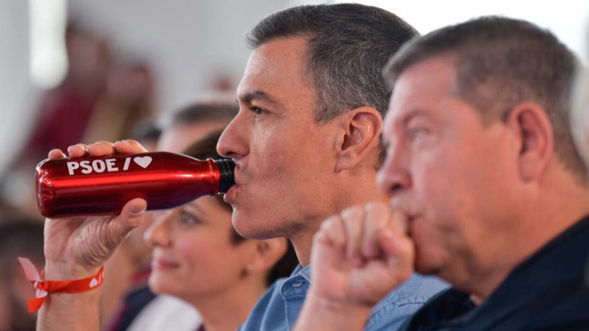 García-Page y Pedro Sánchez en uno de los pocos momentos en los que han compartido mitin en la campaña del 28M