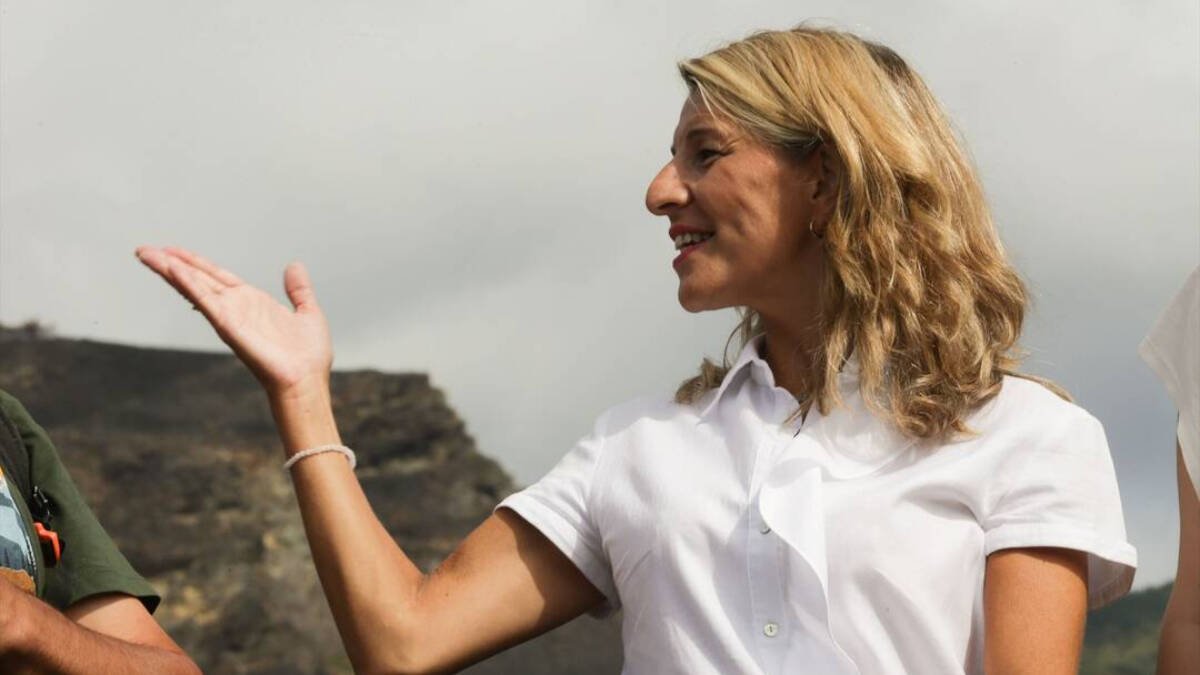 La ministra de Trabajo y Economía Social, Yolanda Díaz, durante su visita a los terrenos quemados de Castro da Torre.