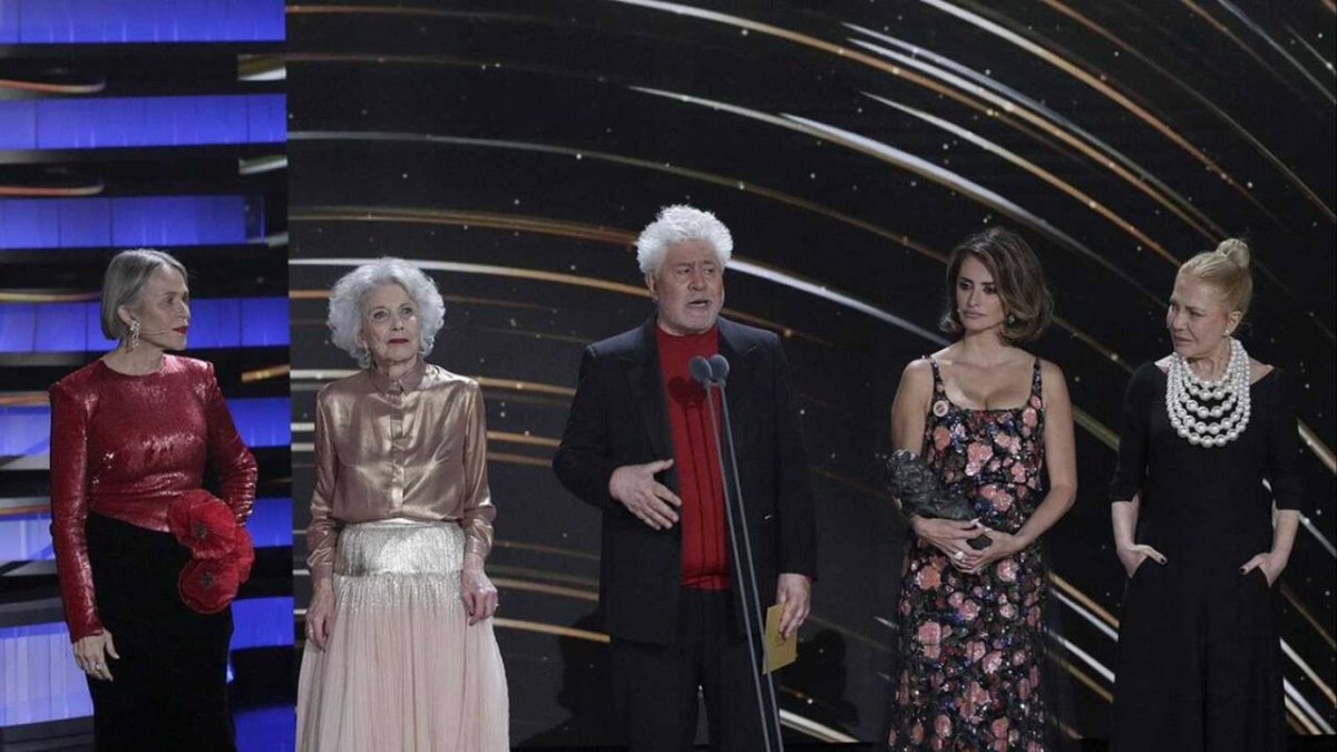 Pedro Almodóvar, en el centro, en los Goya de este año.