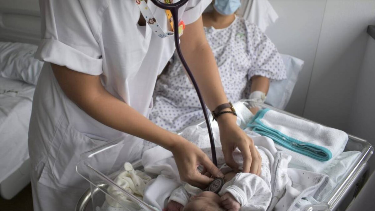Imagen archivo de un bebe en el hospital - EUROPAPRESS