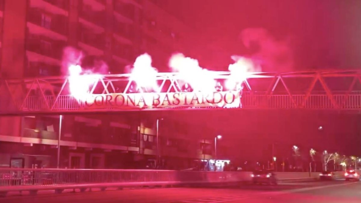 Pancarta colgada por los 'Ultra Yomus' en un puente de la ciudad de Valencia con el mensaje