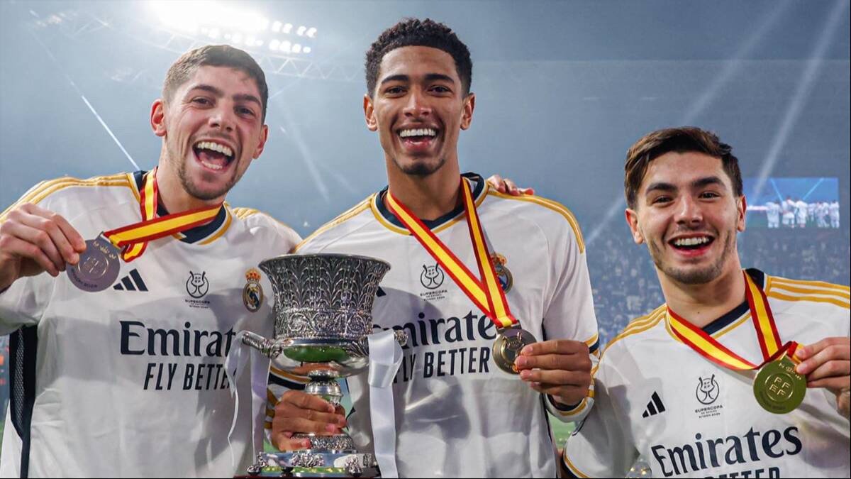 Jude Bellingham celebra junto a sus compañeros del Madrid, Fede Valverde y Brahim Díaz, la Supercopa de España ganada al FC Barcelona (FOTO: @BellinghamJude en 'X')